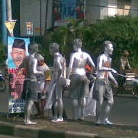 Manusia Perak Dada-Ayi Bagikan Stiker